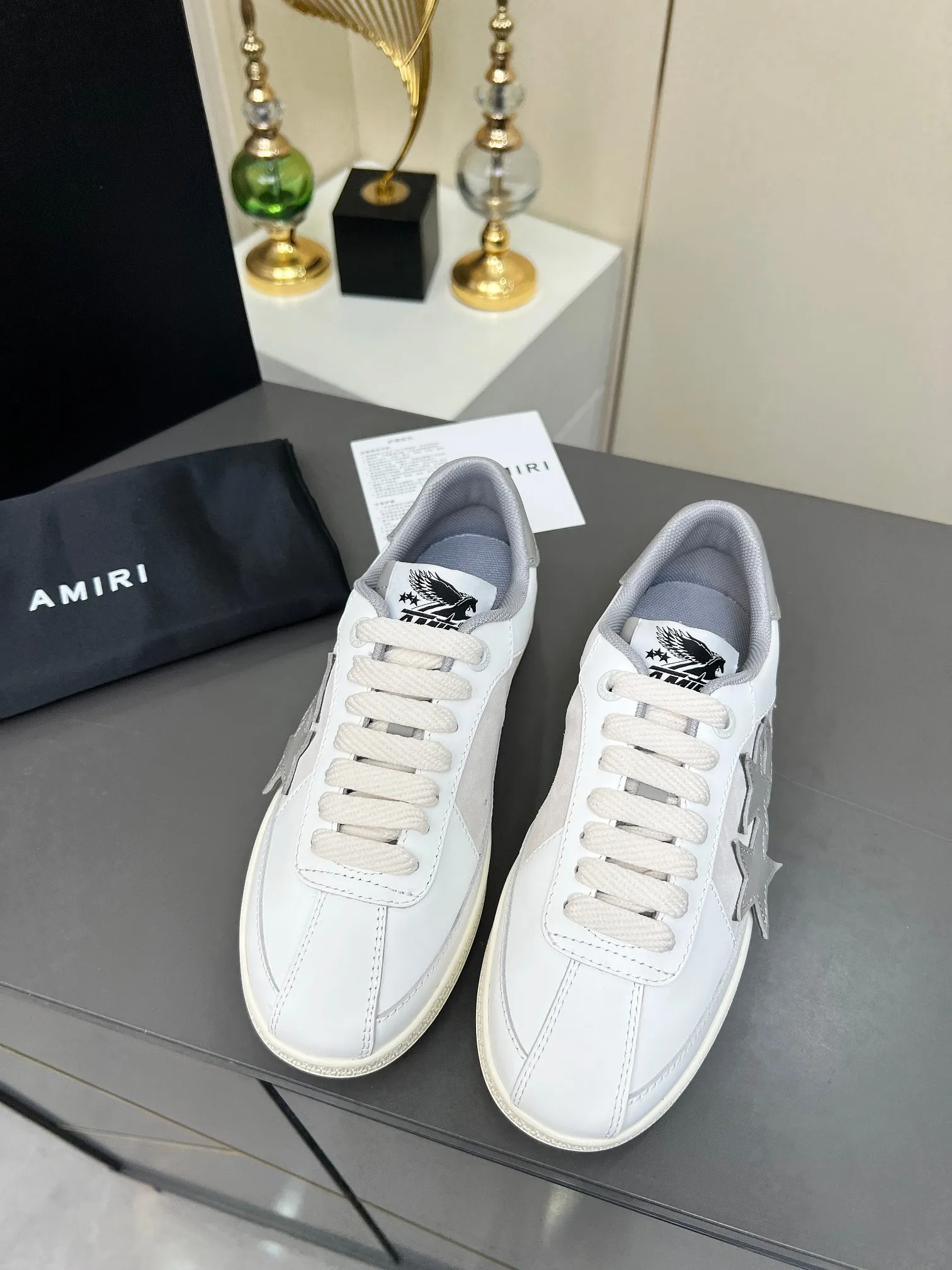 Men's Men's Shoes 💰580 Bone Shoes · AMIRI Skel-Top AMIRI 🔥 launches a new "ThePacific" series of low-top casual sports moral training shoes in the early spring of 2025. This iconic shoe covers men's and women's shoes, drawing inspiration from the brand's classic sports style and elegantly integrating West Coast style. "The Pacific" contrasting five-pointed star series is rooted in Amiri's unique California genes, showing the freedom and leisure atmosphere of the West Coast. This series launches two styles that incorporate the brand's iconic elements: the leather version is made of pure white leather with a same-color sole, and is embellished with star patterns on the side of the shoe, just like the bright starry sky of California. The black and ocean blue colors are shared by men and women, and there is also a red star model exclusive for men and a light pink star model exclusive for women. The suede model is decorated with the brand's classic bone pattern on the side of the shoe. The rubber sole and suede fabric complement each other. The color scheme covers black, chocolate and sand, and is suitable for both men and women. Made of imported cowhide and decorated with bone pieces on the sides of the upper, it is novel and unique and has a good three-dimensional effect! High-density breathable mesh lining + original molded TPU outsole 🙏 Recommended by celebrities, bloggers and internet celebrities, 🚵🏻 an indispensable item for shopping, partying and traveling. One of the most unmissable sneakers in 2025 ✦Color: 10 colors available ✦Size: Women’s size 35--40 ✦Size: Men’s size 39--45,